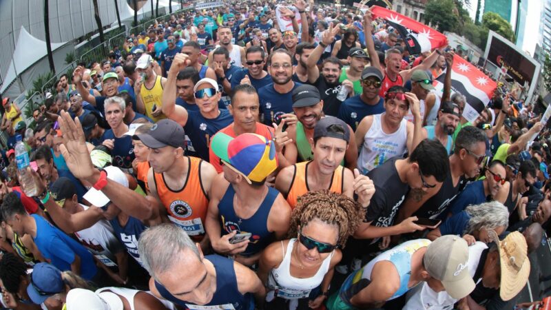 Com disposição e alegria, corredores anônimos agitam a São Silvestre