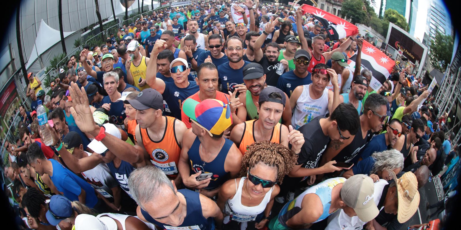 Com disposição e alegria, corredores anônimos agitam a São Silvestre