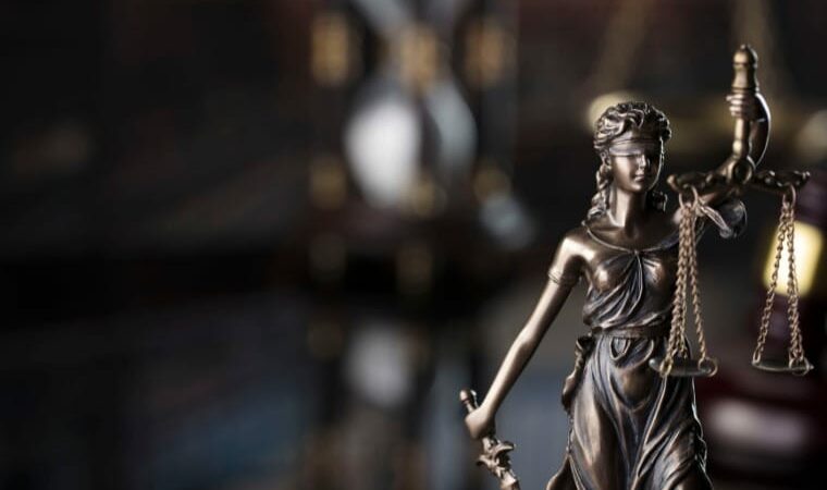 Homem que tentou matar ex-mulher com facada no pescoço é condenado a 14 anos de prisão