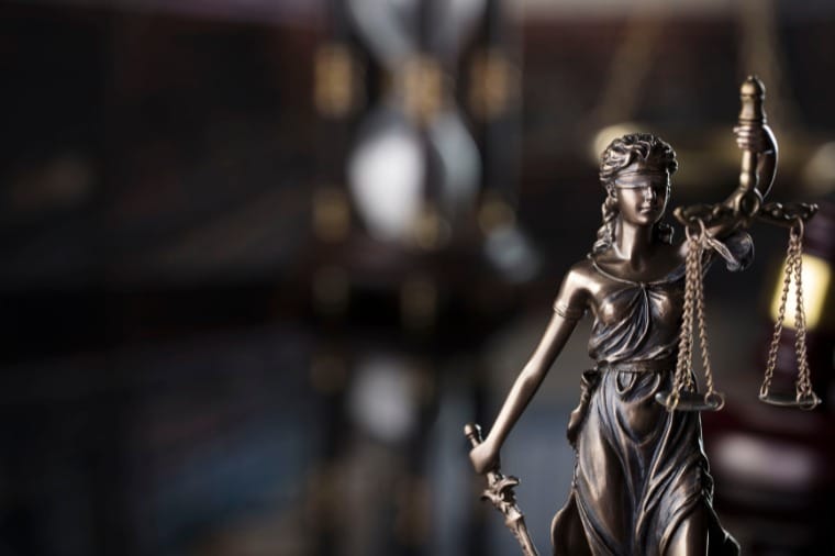 Homem que tentou matar ex-mulher com facada no pescoço é condenado a 14 anos de prisão