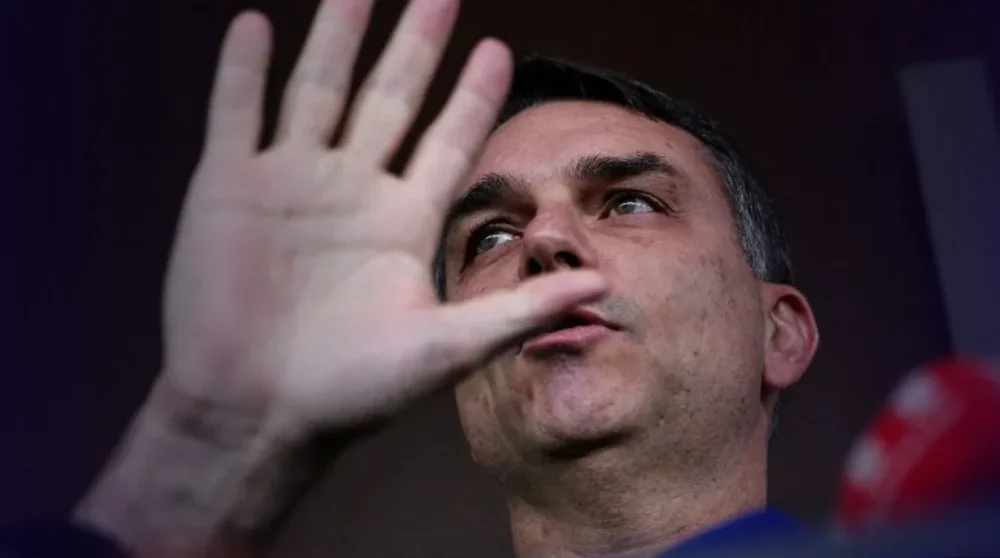 Mercado financeiro reage a anúncio de Flávio Bolsonaro com forte queda na Bolsa e alta do Dólar