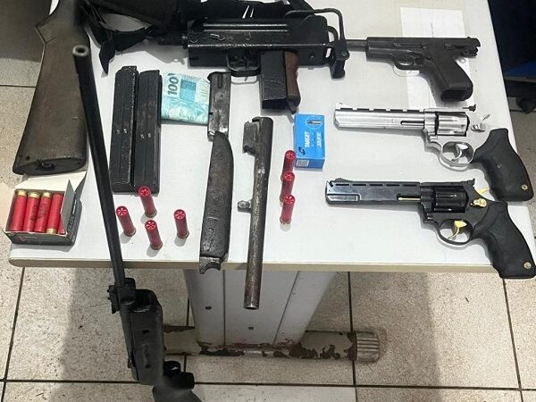 Patrulha Rural prende dupla de faccionados em flagrante com submetralhadora, revólveres e pistola
