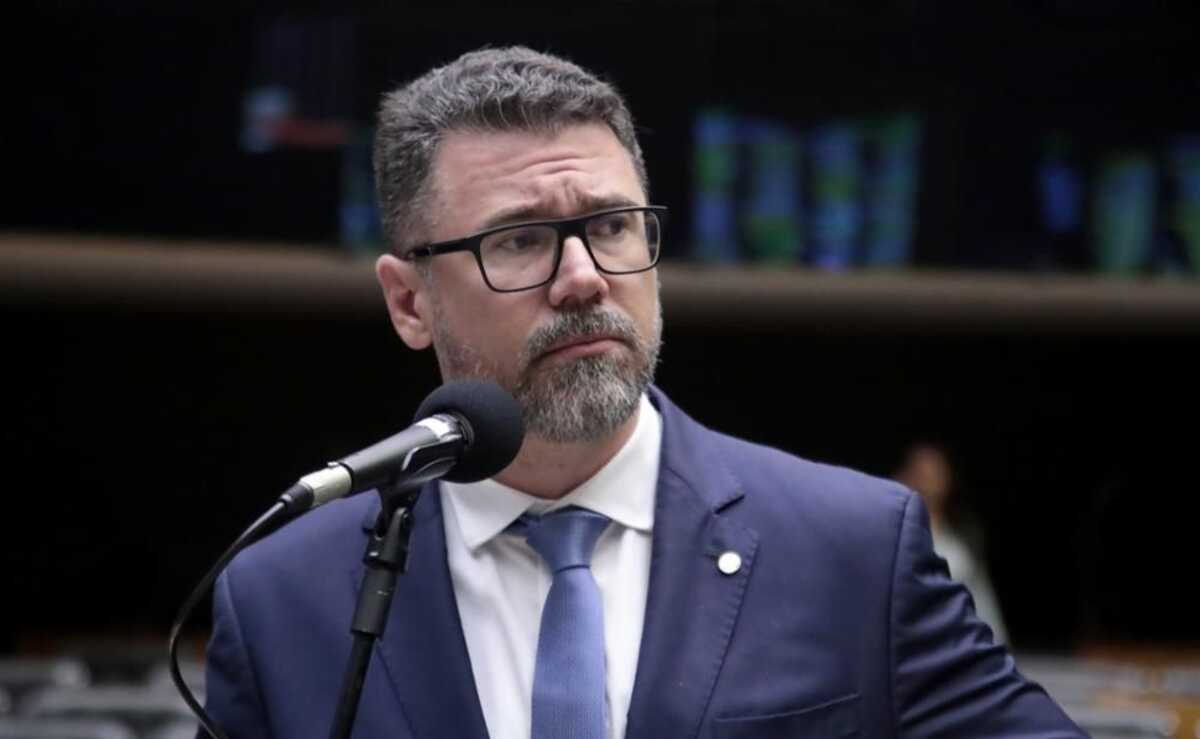 Pollon apresenta atestado e julgamento no Conselho de Ética é adiado