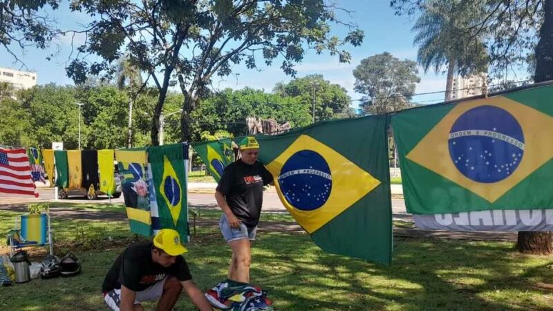 Ambulante fatura R$ 800 com venda de bandeiras em caminhada pelo ex-presidente Bolsonaro