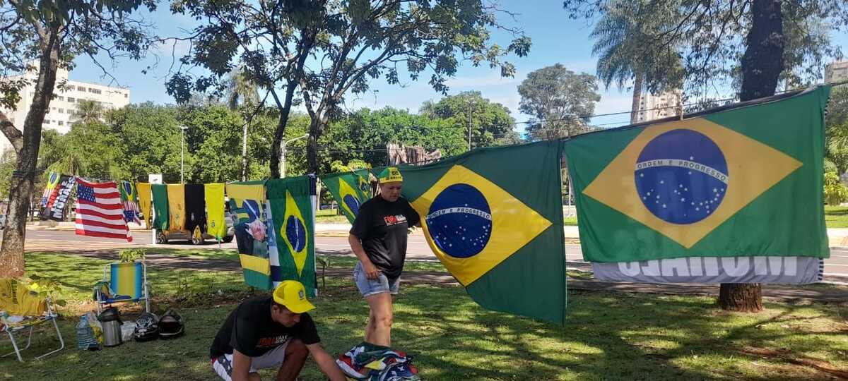 Ambulante fatura R$ 800 com venda de bandeiras em caminhada pelo ex-presidente Bolsonaro