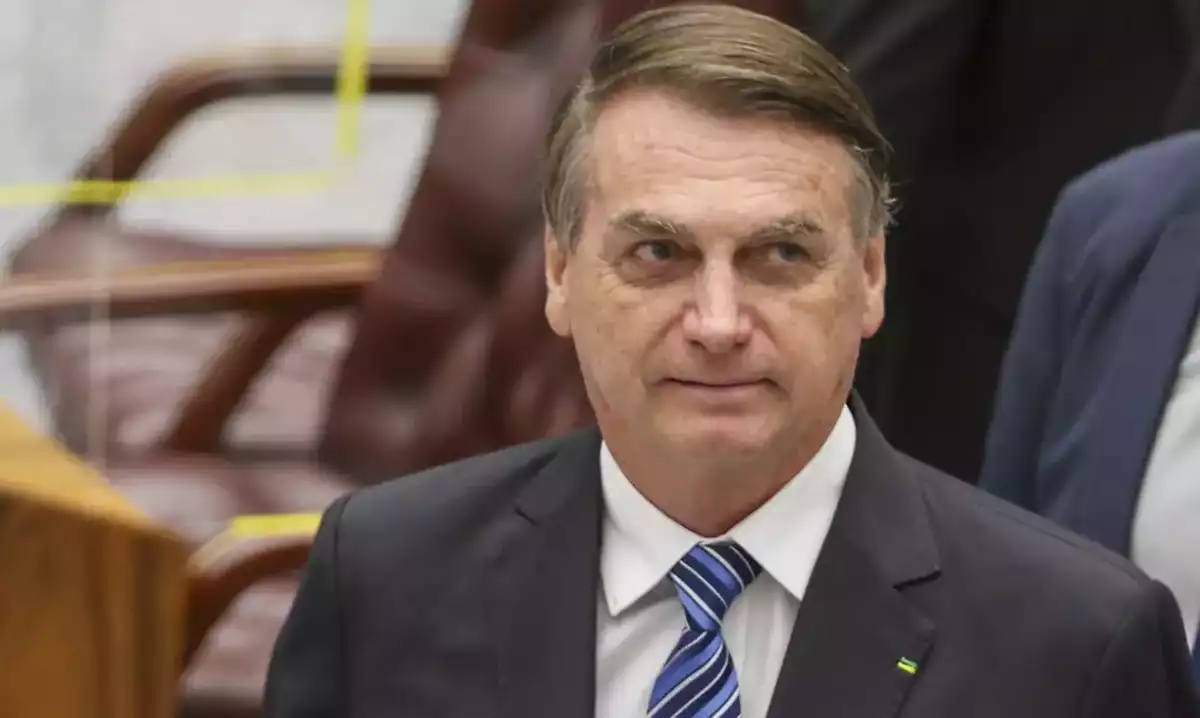 Bolsonaro pede autorização ao STF para receber Tarcísio e irmão de Michelle na prisão