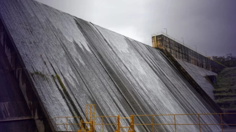 Reservatório do Descoberto atinge cota máxima e transborda no início de 2026