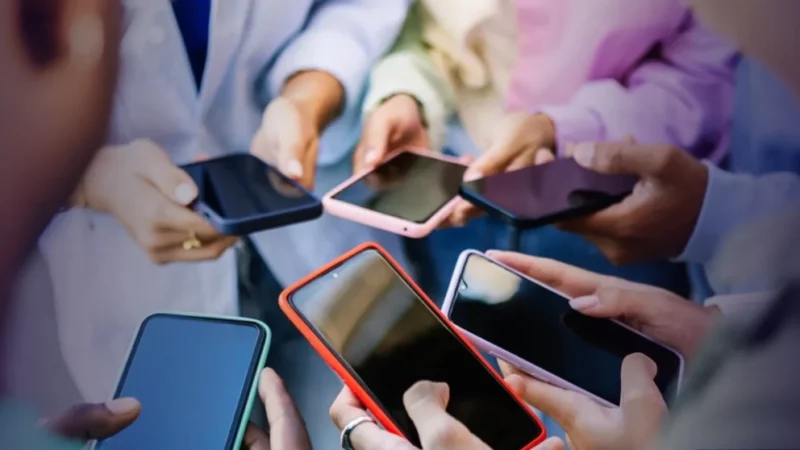 Um ano de restrição de celulares no DF: 74% dos educadores aprovam a medida