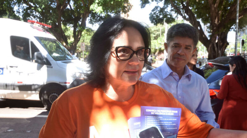 Damares acusa Freixo de uso político em patrocínio da Embratur a escola que homenageará Lula