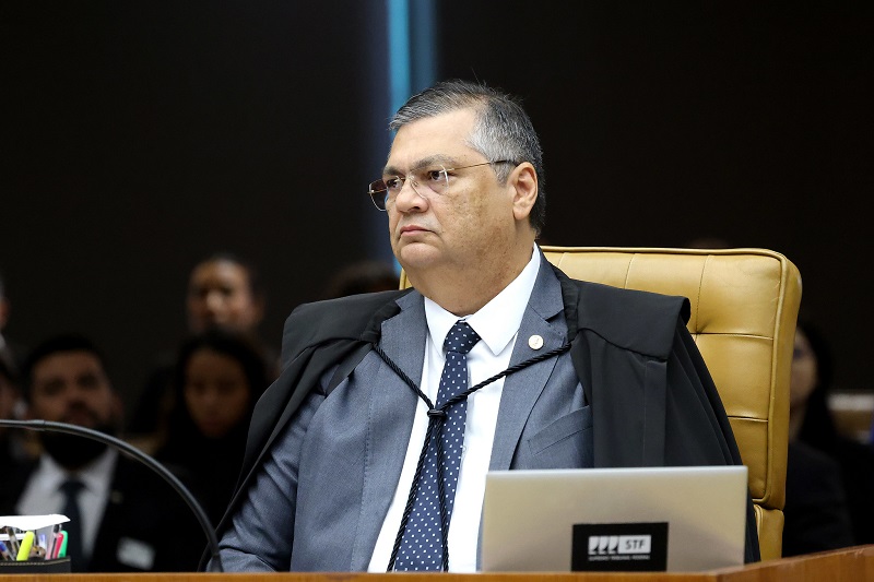 Dino proíbe novas leis e atos que criem “penduricalhos” fora do teto