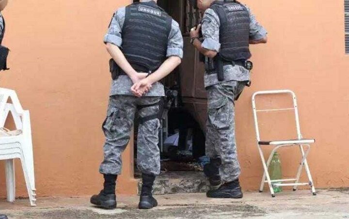 Invasão de domicílio por policiais leva a absolvição de réu por tráfico