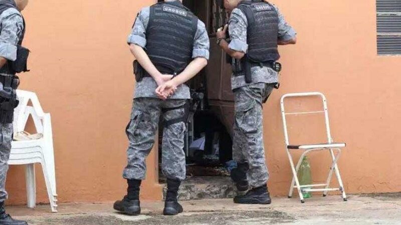 Invasão de domicílio por policiais leva a absolvição de réu por tráfico