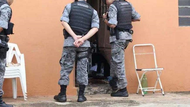 Invasão de domicílio por policiais leva a absolvição de réu por tráfico