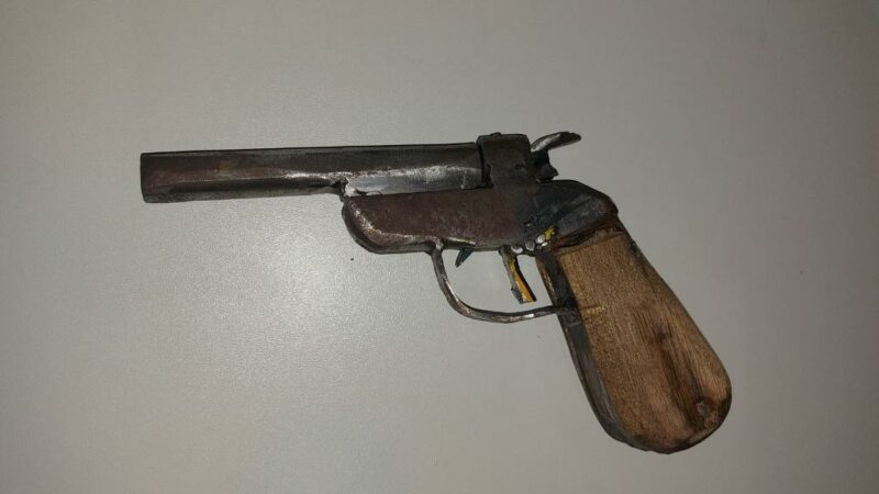 PM apreende adolescente e localiza arma de fogo escondida em câmara fria de supermercado