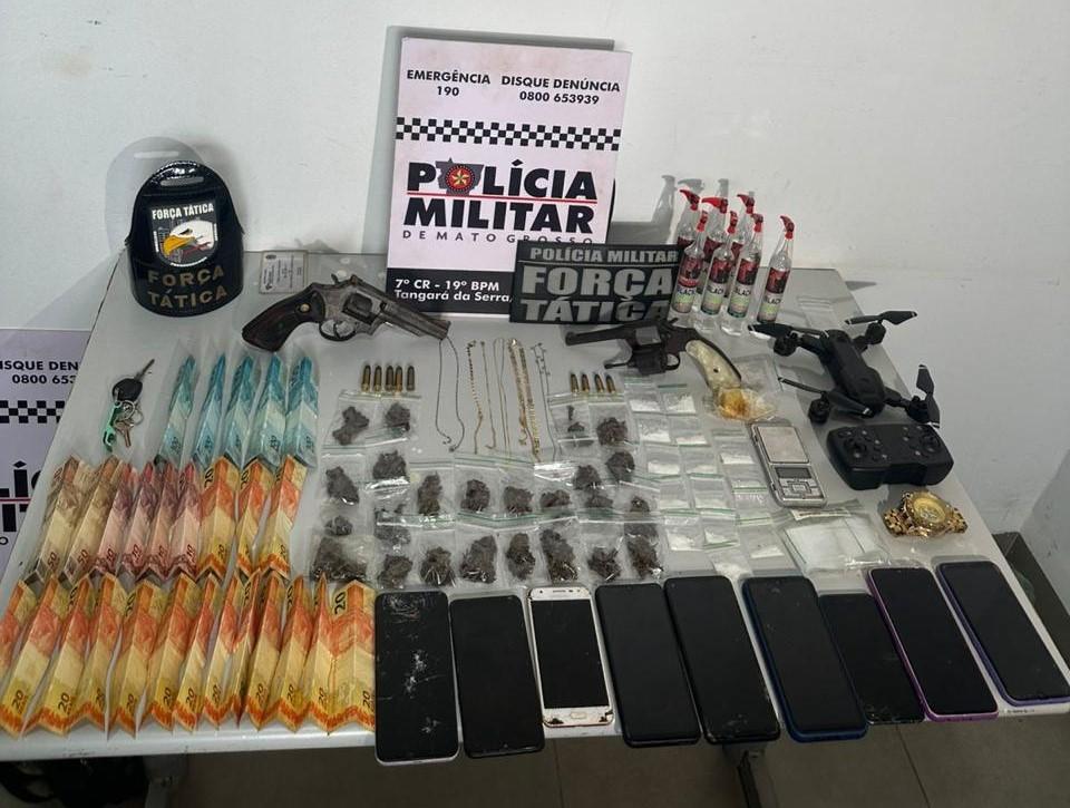 Polícia Militar prende seis homens por roubo a residência