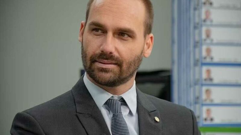 STF formaliza ação penal que torna Eduardo Bolsonaro réu por obstrução na trama golpista