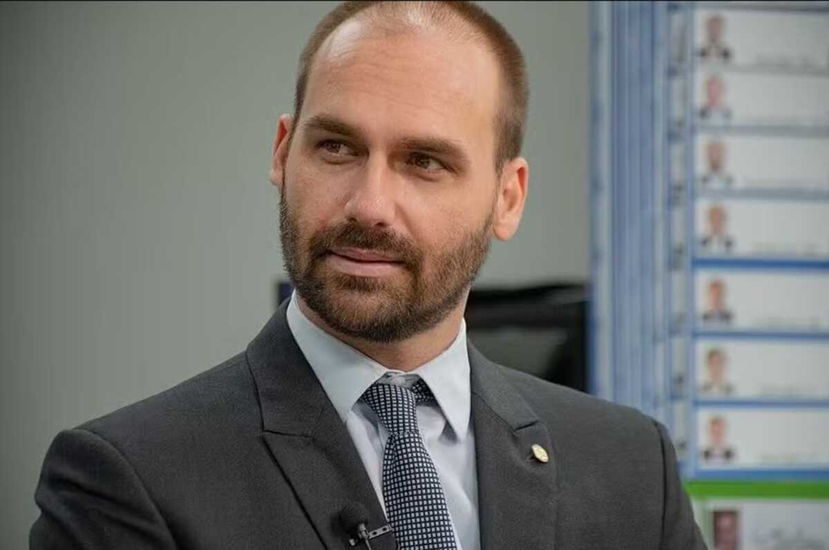 STF formaliza ação penal que torna Eduardo Bolsonaro réu por obstrução na trama golpista