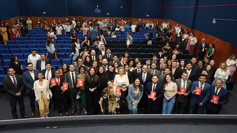 CAA/MT recebe novos profissionais durante solenidade de entrega de carteiras da OAB-MT