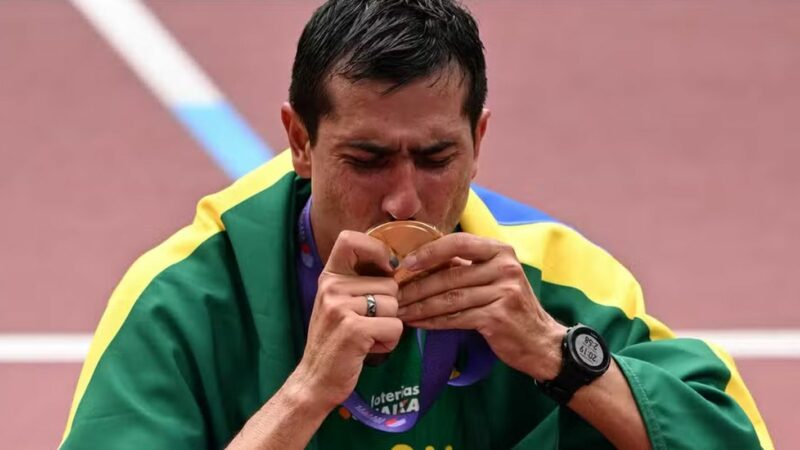 Caio Bonfim ganha prata em etapa mundial da marcha atlética na China