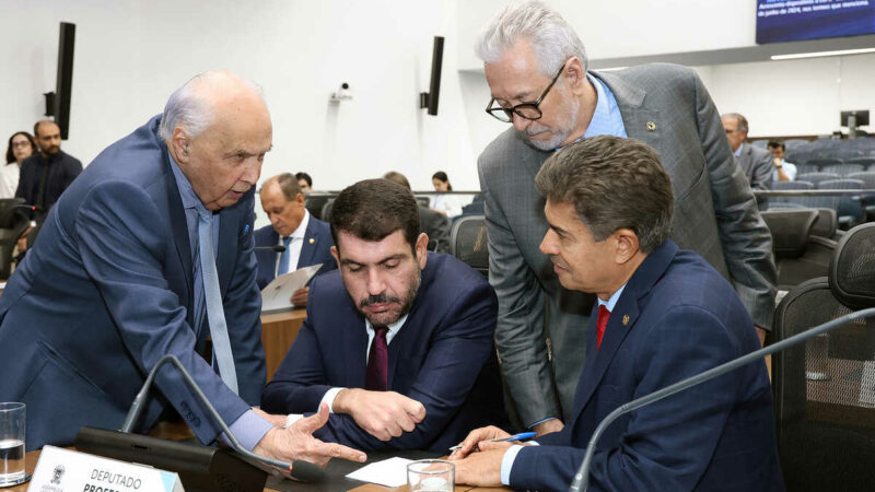 Deputados e vereadores unem forças pela sobrevivência do PSDB no Estado
