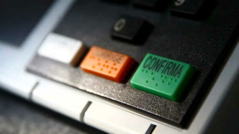 Onze governadores renunciam para disputar eleições de outubro