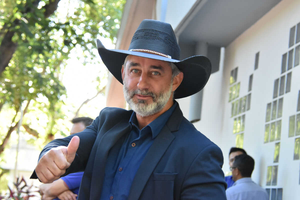 “Mais Louco do Brasil” desiste de disputar eleições e cancela renúncia ao cargo