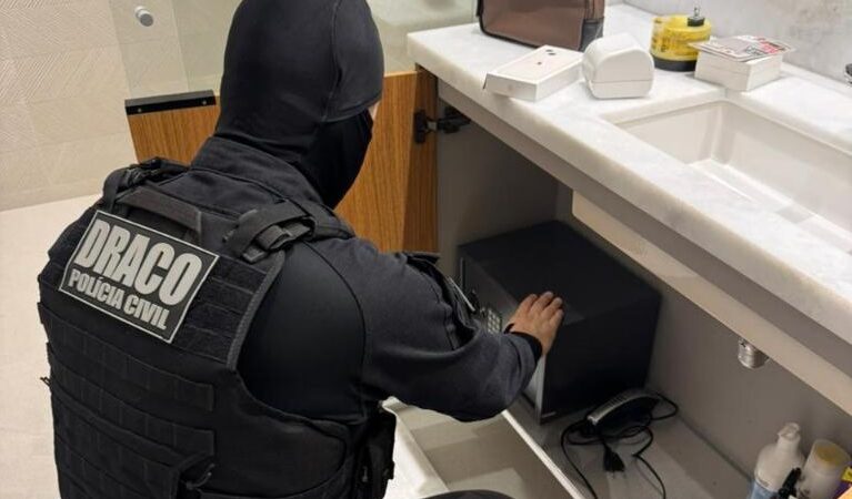 Polícia Civil cumpre 100 mandados contra esquema de lavagem de dinheiro de lideranças de facção criminosa em MT