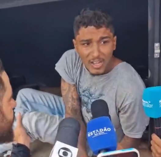Preso suspeito de matar a própria irmã e chora de frente as câmeras da imprensa dizendo que não tem nada a ver com o crime