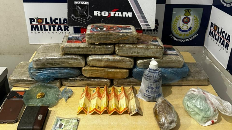 Rotam prende dois suspeitos por tráfico de drogas e apreende 13 tabletes de maconha