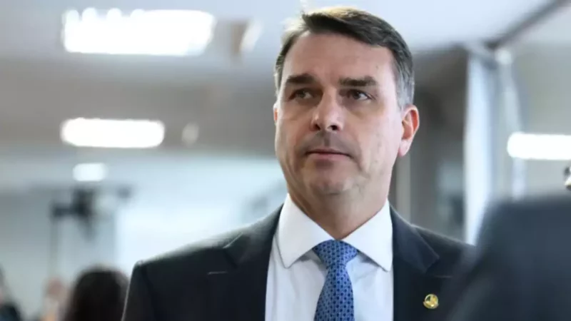 Mesmo com guerra entre direita e esquerda, Flávio Bolsonaro vai receber homenagem da Alems