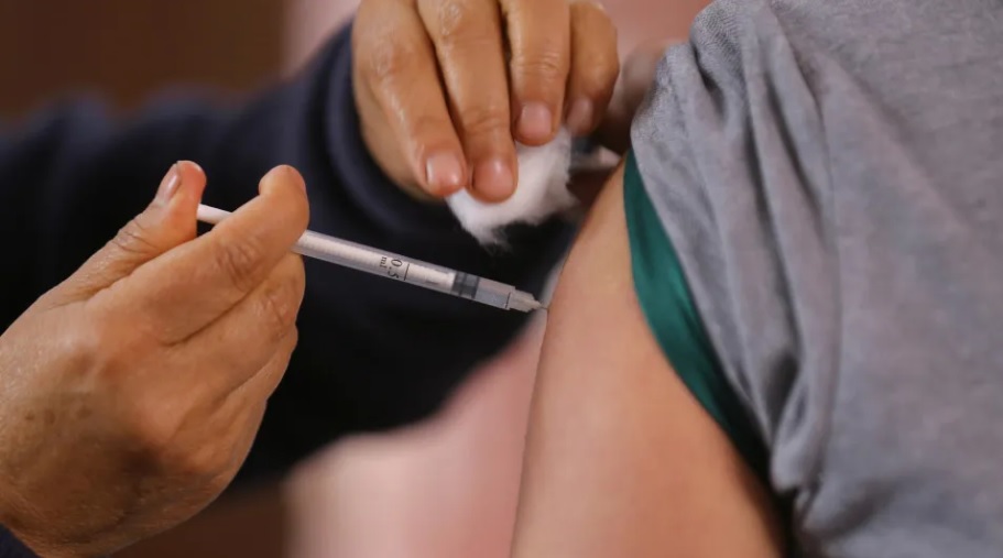 Sancionada Lei obrigando empresas a informar trabalhadores sobre vacinação e garantindo folga para exames