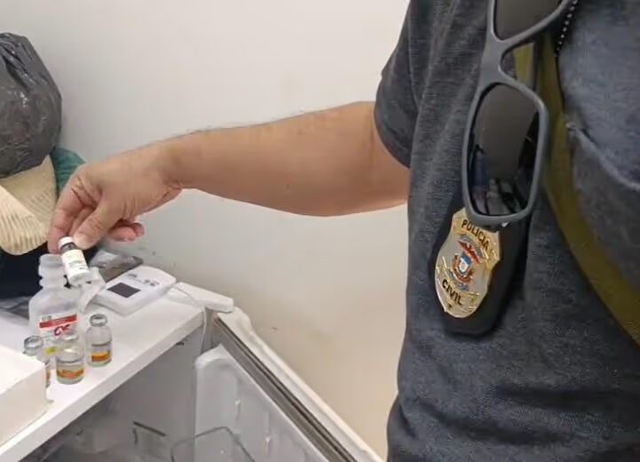 Dona de clínica interditada é presa por se passar por médica e venda de remédios vencidos