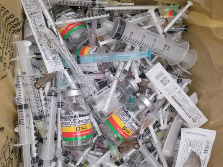 Dona de clínica interditada é presa por se passar por médica e venda de remédios vencidos