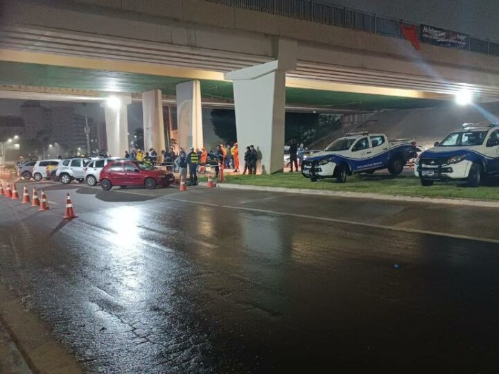SEGURANÇA NO TRÂNSITO: Abordagens realizadas na Avenida Historiador Rubens de Mendonça, Av. do CPA, em Cuiabá – Foto por: GGI-SESP