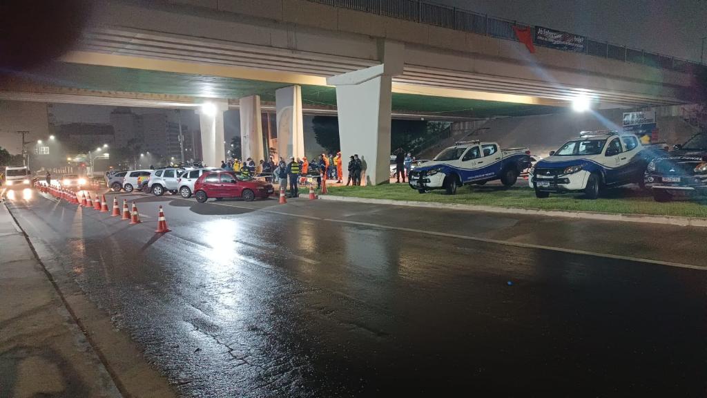 SEGURANÇA NO TRÂNSITO: Abordagens realizadas na Avenida Historiador Rubens de Mendonça, Av. do CPA, em Cuiabá – Foto por: GGI-SESP