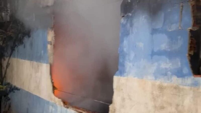 Bombeiros controlam grande incêndio em fábrica de pães em Cuiabá