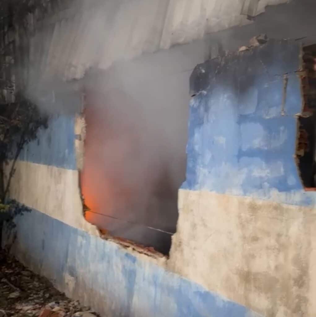Bombeiros controlam grande incêndio em fábrica de pães em Cuiabá