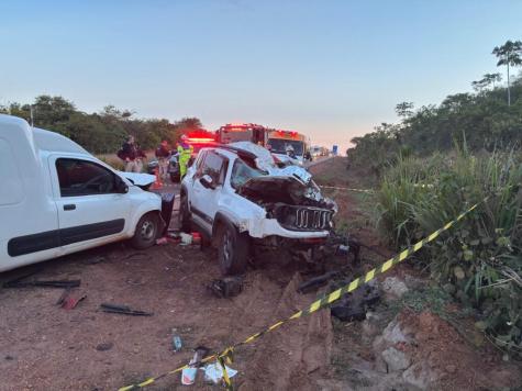 Colisão na BR-163 deixa dois mortos e interdita rodovia