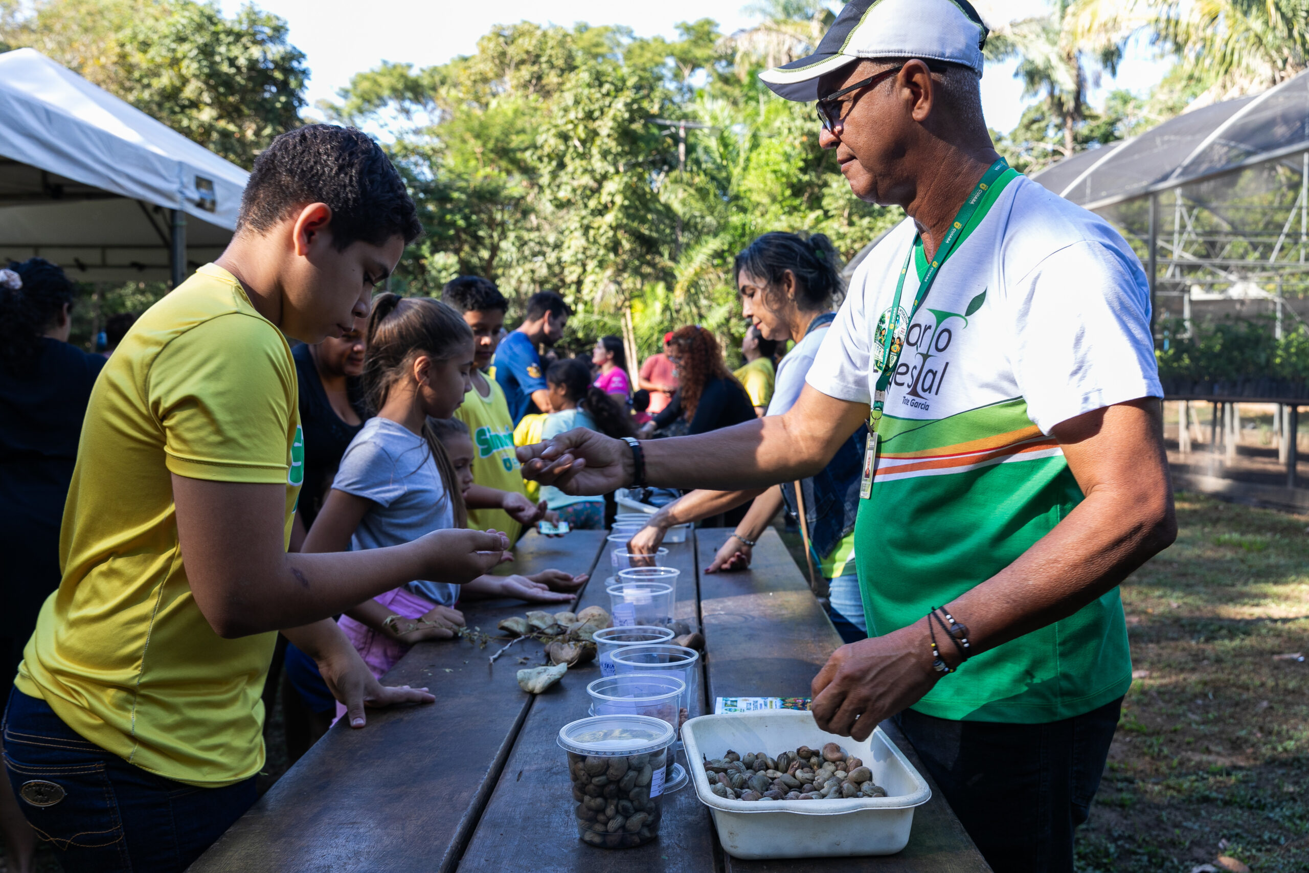 Craques da Natureza mobiliza famílias para produção de mil mudas e encerra campanha de arborização em Cuiabá