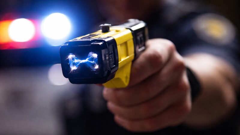 Homem é imobilizado com taser após soltar pit bull contra PM