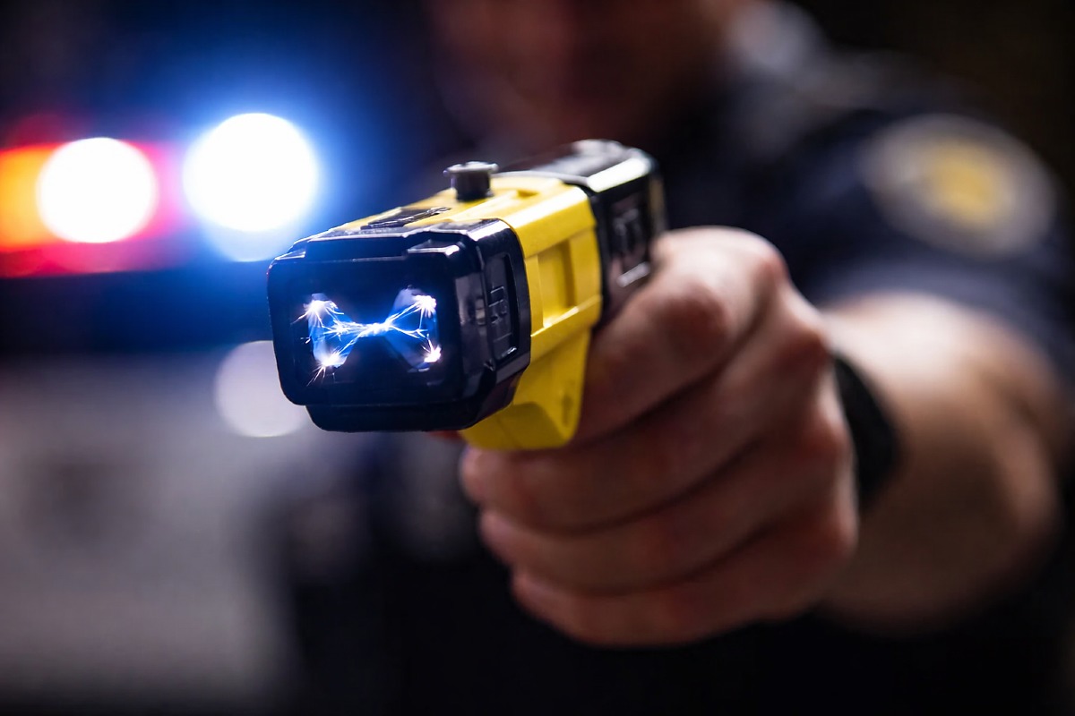 Homem é imobilizado com taser após soltar pit bull contra PM
