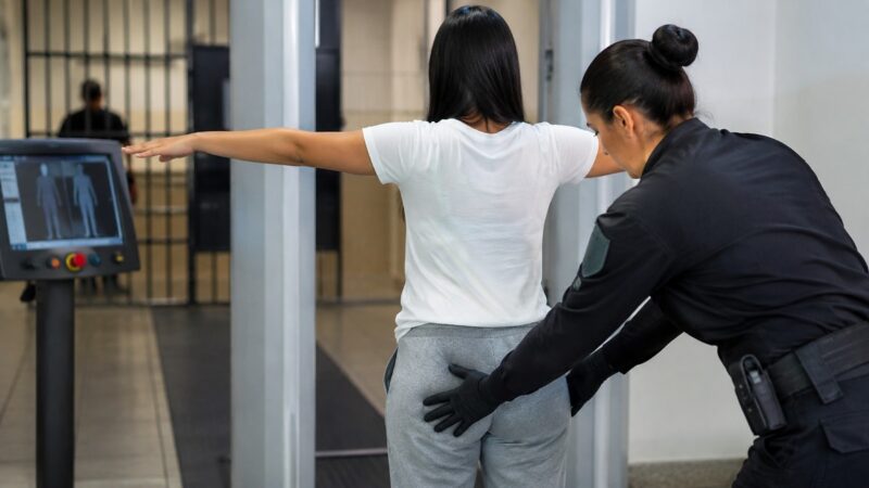 Mulher é detida ao tentar introduzir maconha em presídio
