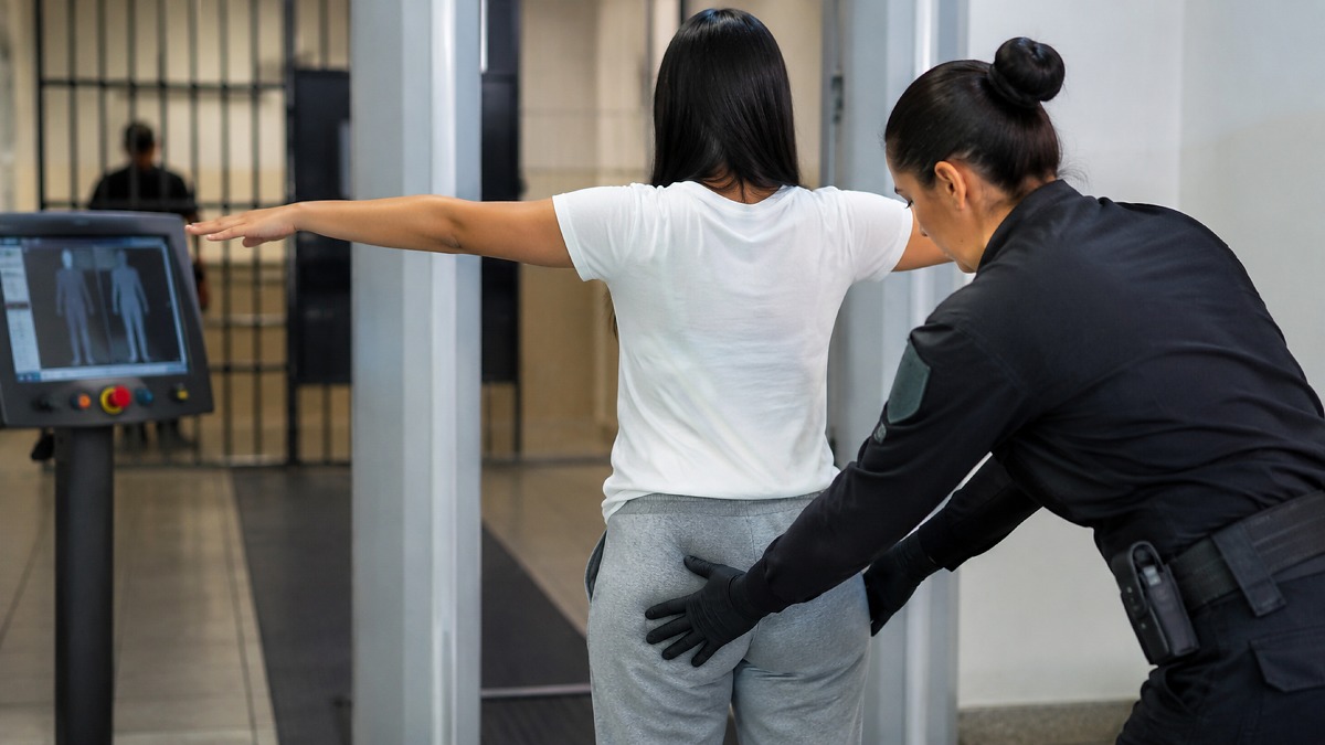 Mulher é detida ao tentar introduzir maconha em presídio