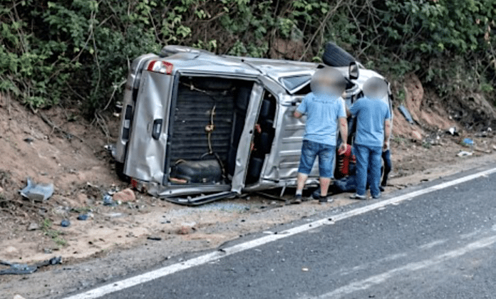 Caminhonete tomba na 163 no Nortão após colisão com carreta