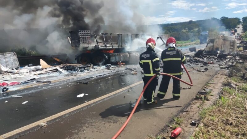 Equipes devem remover hoje corpo de carreteiro; carreta pegou fogo em acidente em serra de Mato Grosso