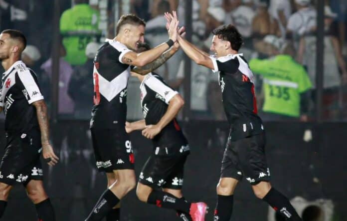 Vasco vence o Vitória e abre vantagem