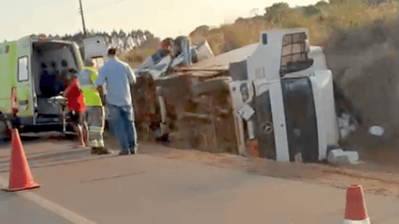 Caminhão tomba na BR-163 em Sorriso; motorista é socorrido