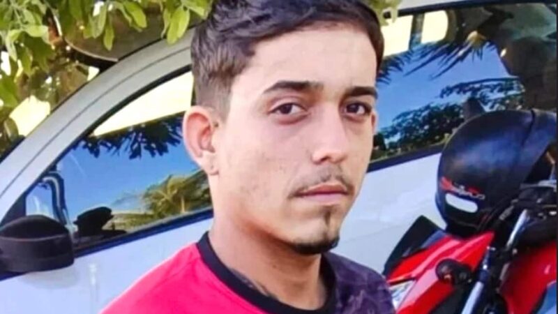 Jovem de 23 anos morre após bater moto em carretinha estacionada em Sinop