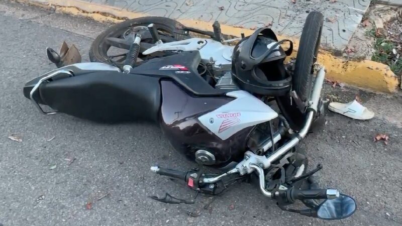 Motociclista embriagado sofre fratura grave na perna ao bater em árvore no centro de Sorriso